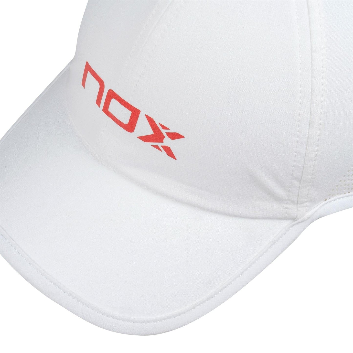 Close-up of the NOX Padel Cap - White / Red, featuring the iconic red NOX logo on the front. This cap from NOX offers an adjustable fit and dependable sun protection.
