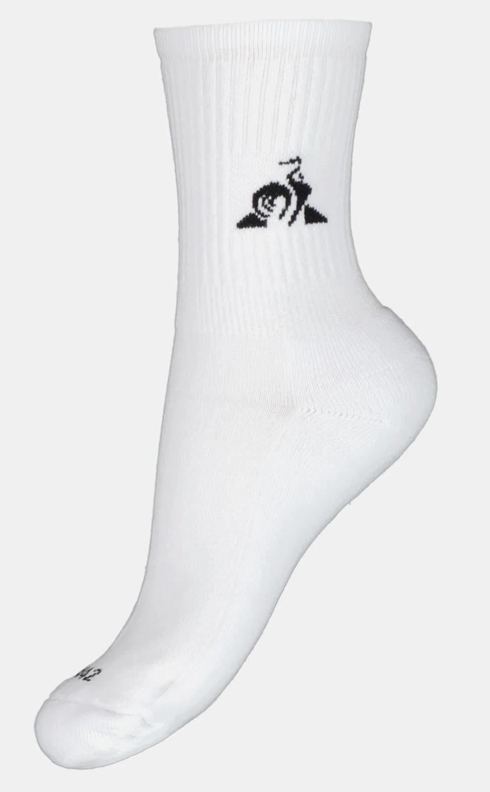 The Le Coq Sportif Men's Padel Socks in white feature a stylish black rose design on the side, set against a plain background, offering both elegance and functionality. Ideal for those who want to incorporate the charm of tennis socks into their daily wardrobe.