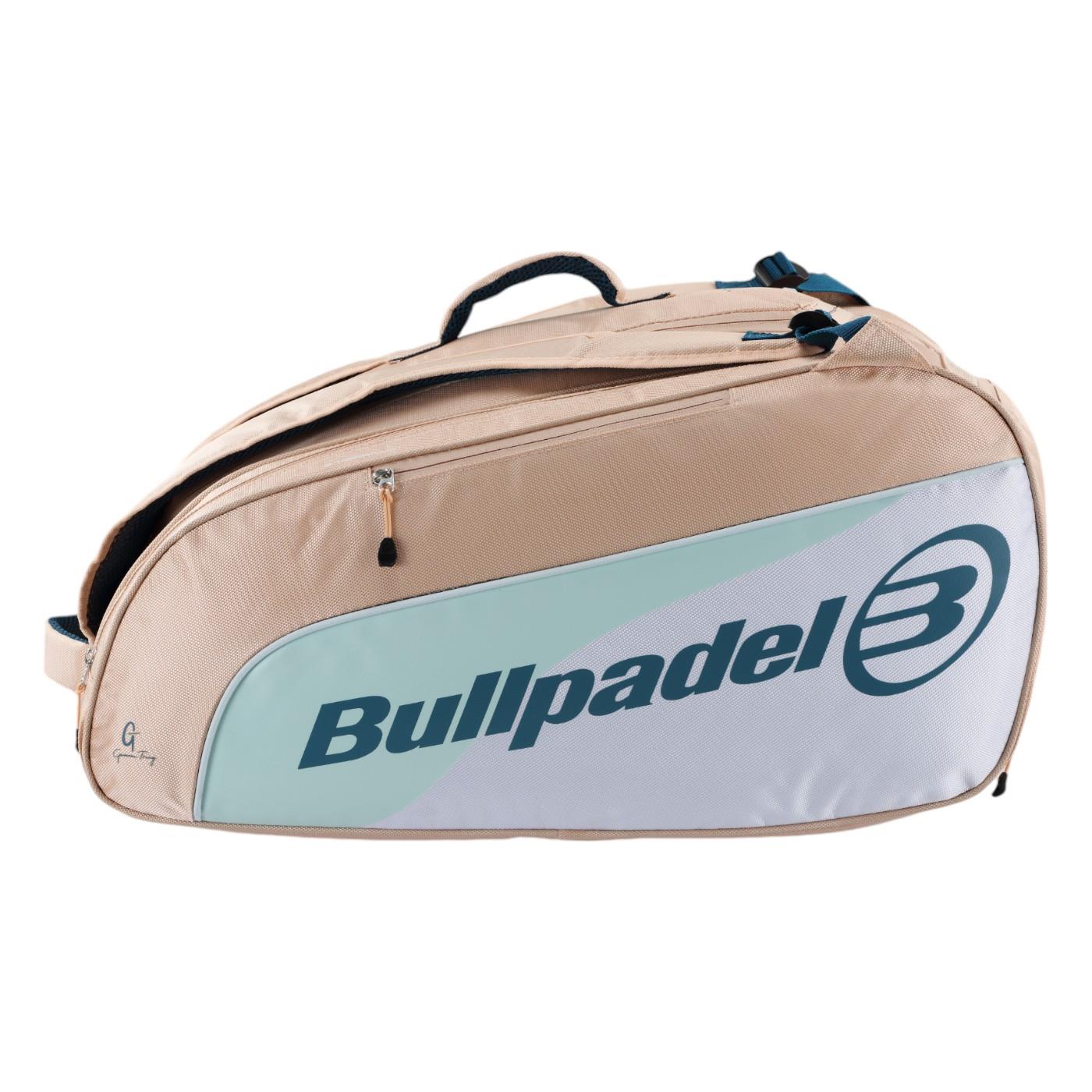 This Bullpadel Elite 25 padel racket bag in pink has thermo-lined compartments, a top handle, and multiple zippers. The Bullpadel logo is prominent on the side, reflecting Gemma Triay's choice for her pro gear.