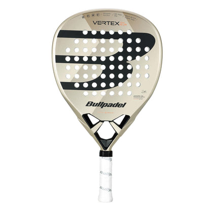 The Bullpadel Vertex W Junior 2025 Padel Racket in Champagne features a carbon fiber look, a "B" logo, and multiple round holes. Its white grip tape makes it perfect for juniors seeking precision and style.