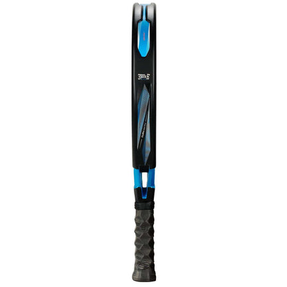 The Bullpadel Vertex 05 Hybrid 2026 Padel Racket in black and blue features a hybrid shape, black grip, blue and black frame, and comes with a protective cover. Shown from the side with strings facing sideways. Brand: Bullpadel.