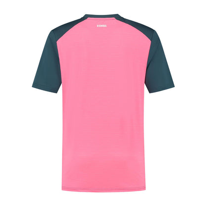 The K-Swiss Hypercourt Mix Melange Men's Padel T-Shirt in Stargazer/Pink combines style and function with its pink body, dark green sleeves, and "K-SWISS" in white near the collar. Perfect for any men's padel enthusiast seeking enhanced performance aesthetics.