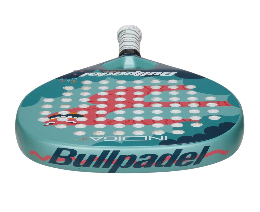 Introducing the Bullpadel Indiga Junior 25 Girls Padel Racket in teal, featuring a red and black design. With Grip Zone technology for better control and distinct "Bullpadel" branding, it includes a matching grip on the handle.