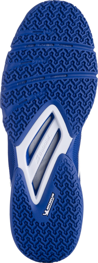 Featuring a textured, herringbone-like tread pattern on the sole, the Babolat Jet Viva Men's Padel Shoes in Marine Blue showcase Babolat and Michelin logos and sport a visible plastic support near the arch for extra stability—making them an ideal lightweight option for padel players.