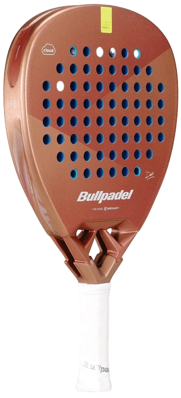 The Bullpadel Vertex 05 W Cloud 2026 padel racket features a bronze finish, blue perforations, white grip, and "Bullpadel" branding—ideal for players wanting comfort and style. Displayed on a light gray background.
