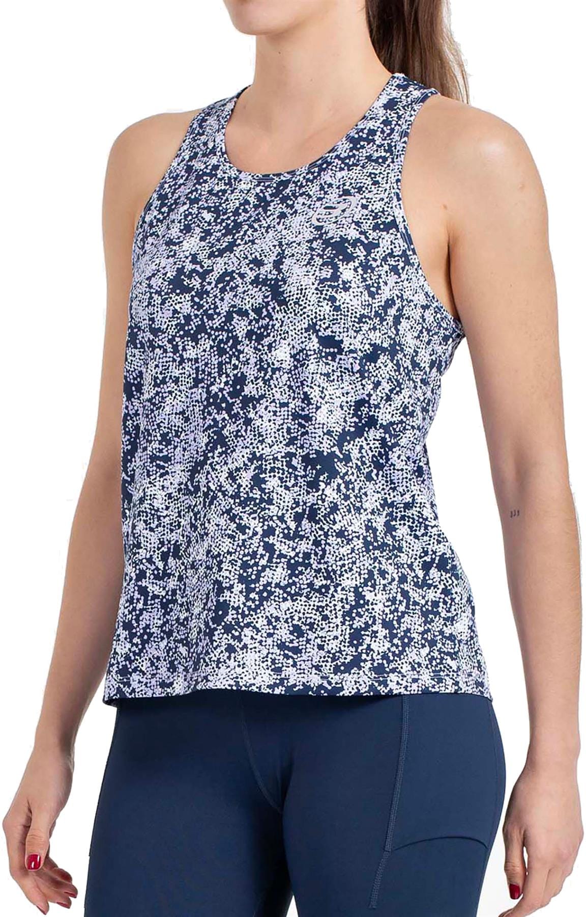 A woman models the Bullpadel Pilme Women’s Padel Tank Top in Deep Ocean, paired with navy leggings. She stands slightly sideways with relaxed arms, highlighting the sleek, breathable sportswear by Bullpadel.