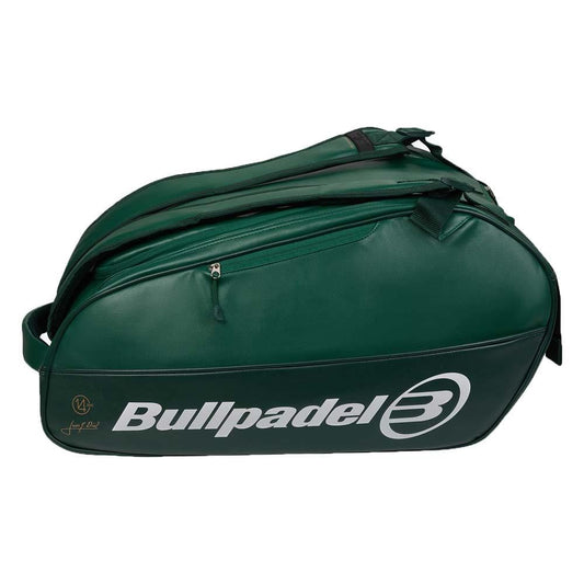The Bullpadel BPP26023 Icon Padel Bag - Green is a spacious bag with multiple compartments, carrying straps, the Bullpadel logo in white, and Juan Martín Díaz’s signature on the side.