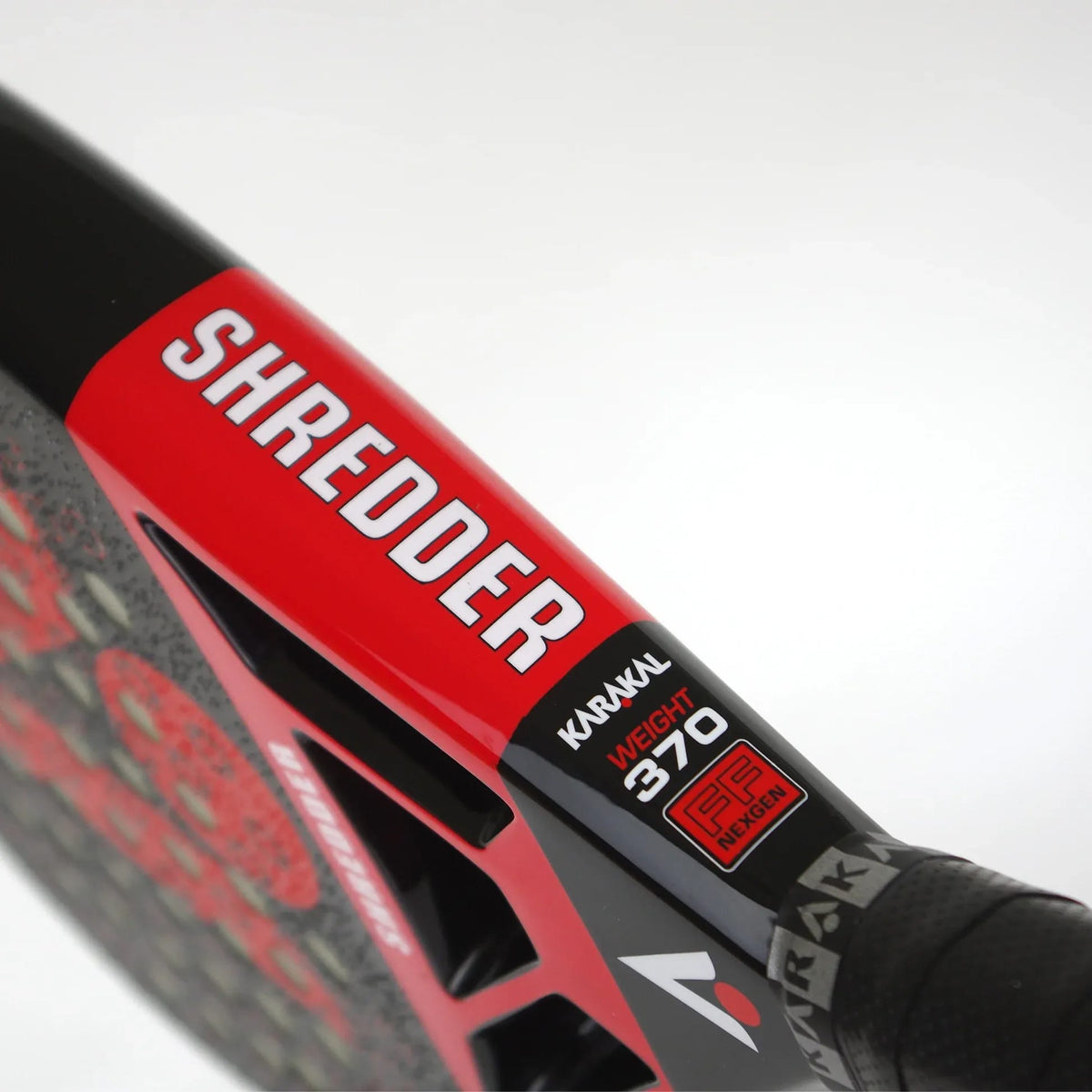 Close-up of an 18K carbon graphite Karakal Chaos Shredder 2026 padel racket, featuring a black and red frame with “SHREDDER,” “WEIGHT 370,” and “FF NEXGEN” printed on the bridge.