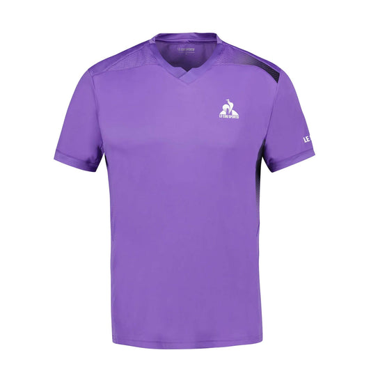 The Le Coq Sportif Pro Men's Padel T-Shirt in Chive Blossom is a sports tee crafted for fluidity and performance. It features a V-neck and the iconic logo on the chest, complemented by black mesh detailing on the shoulders to enhance breathability, with the brand name elegantly displayed on the sleeve.