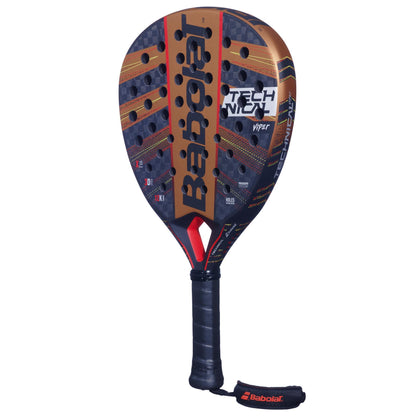 The Babolat Technical Viper Padel Racket, in a striking copper and black design, draws inspiration from the Technical Viper model, boasting a teardrop-shaped head. Known as the "Tech Nyx WPF," this racket delivers exceptional power and features surface perforations for enhanced vibration dampening.