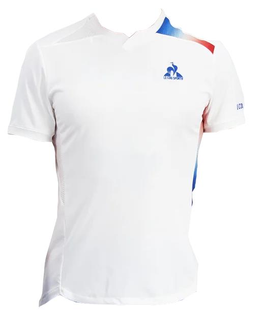 Le Coq Sportif Pro Men's Padel T-Shirt, in Optical White with Blue accents, is expertly crafted from breathable polyester. It features a blue and red design on the right shoulder, a small rooster logo on the chest, and a discreet logo on the sleeve. Functional cutouts are included to enhance performance.